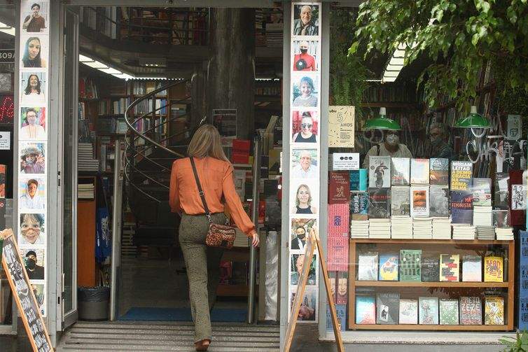 Leitora entrando em livraria