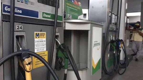 Bombas de gasolina em posto de combustível