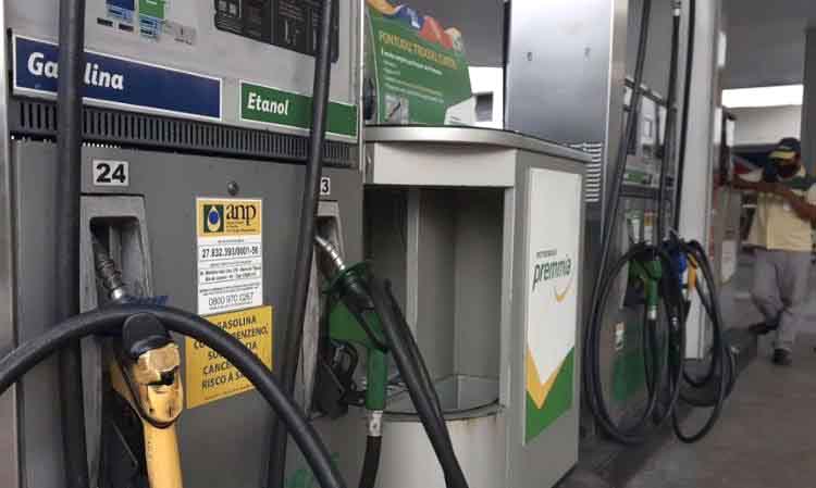 Bombas de gasolina em posto de combustível