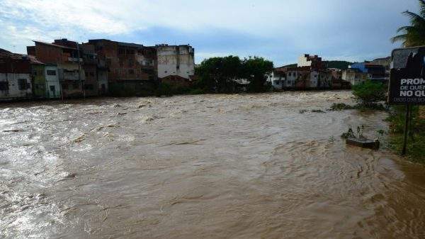 Imagem de rio transbordando em Minas Gerais