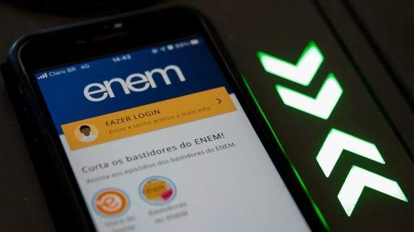 A imagem de um celular com aplicativo ENEM