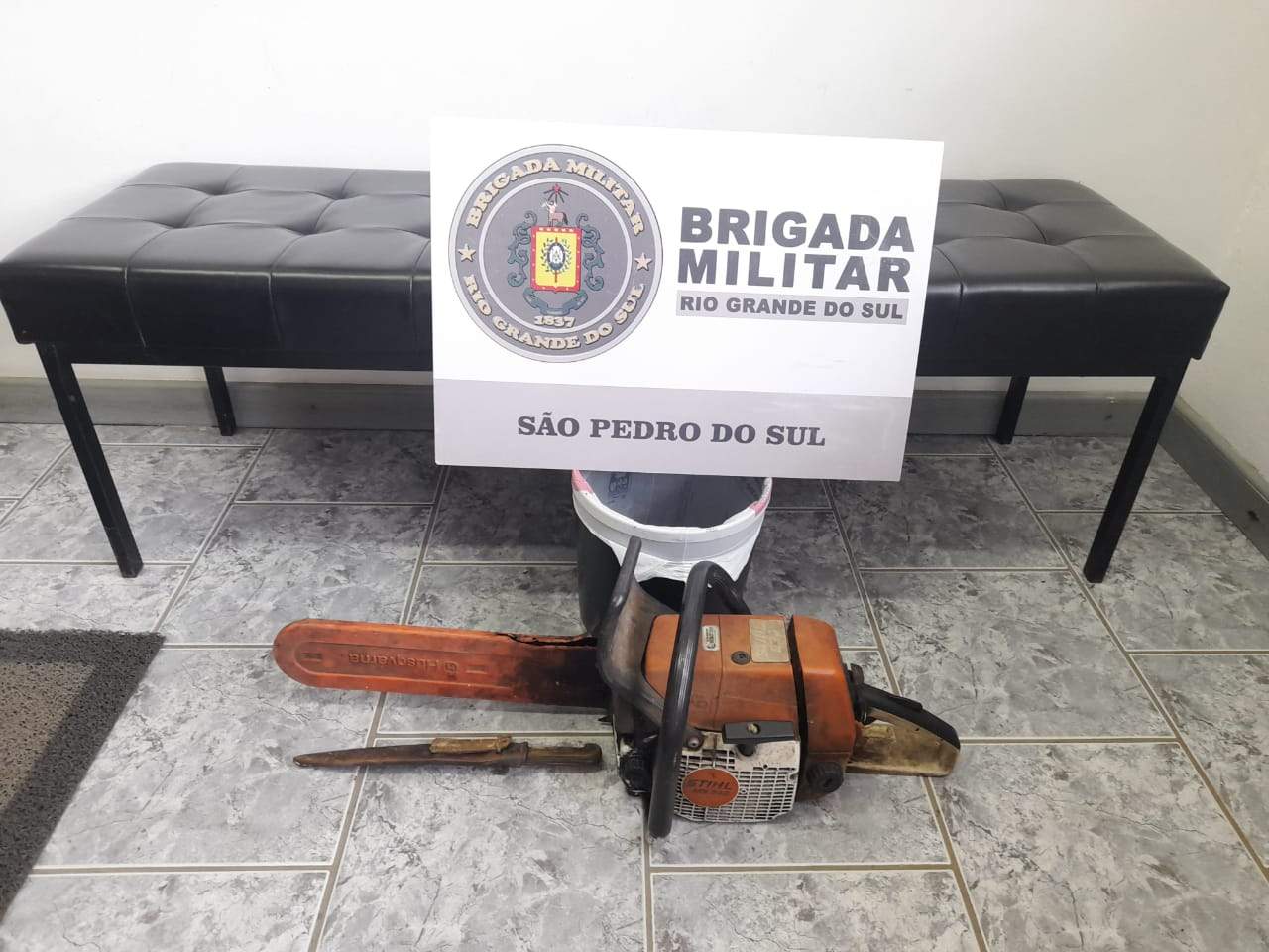 Imagem de uma motosserra apreendida após furto