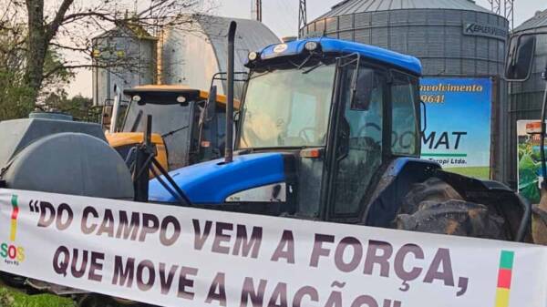 Em São Pedro do Sul o movimento realizou uma manifestação no trevo de acesso e um tratoraço pelas principais ruas da cidade. Foto: Gazeta Hoje